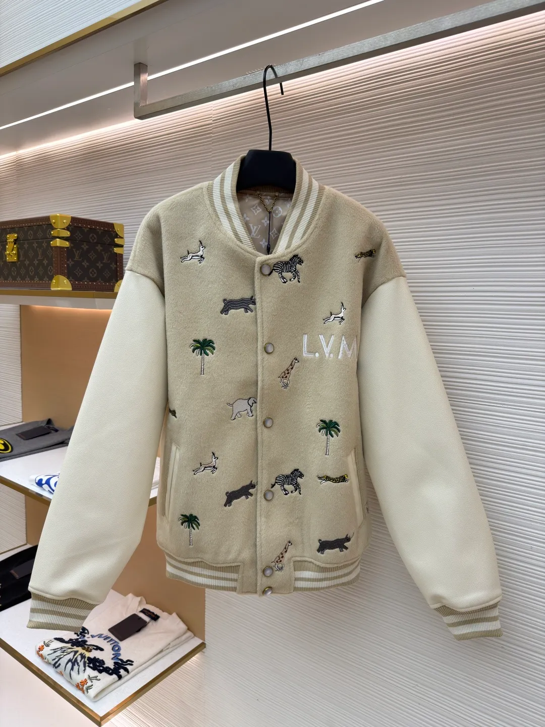 LOUIS VUITTON animal embroidered baseball uniform ●Original version: 48000 purchased and developed ●Item number: 1682284-B90 ●Fabric: cotton fabric ●Technology: embroidery production ●Color: apricot ●Version: fitted version ●Weight: about 1070 grams ●Size: 46-48-50-52 ●Description: The main body of this Louis Vuitton embroidered baseball jacket is made of high-quality wool blended fabric, which is crisp and soft. The sleeves are made of eco-friendly artificial leather with a matte texture, which contrasts with the body in terms of material and touch. The animal, palm tree and other patterns on the body of the clothing are all completed by hand-stitched embroidery technology, using multi-color embroidery threads to embroider in layers. The patterns are three-dimensional and vivid, and the stitching in the details is fine and even. The letter logo uses flat embroidery technology, and the font outline is clear and regular. The ribbed collar, cuffs and hem of the jacket are made of high-elastic knitted fabric, which will not loosen easily after being worn for a long time. The metal snaps on the placket are custom-made hardware with a thick texture and anti-oxidation. The overall tailoring is a loose oversize version, and the splicing uses hemming stitching technology, and the lines are smooth and smooth. Every craft detail is in line with the brand's luxury product production standards, creating a ready-to-wear garment that has both a sense of design and practical wearability. The overall wiring is straight and delicate, the fabric is comfortable and soft, and the color is consistent without color difference. It can be matched with the same style to create a fashionable look and control various occasions. Customized accessories, complete with three standards, same style for men and women!